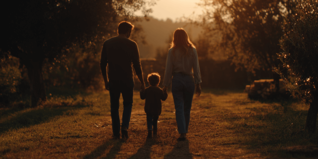 產後憂鬱與親子關係的示意圖,一家三口在陽光下散步